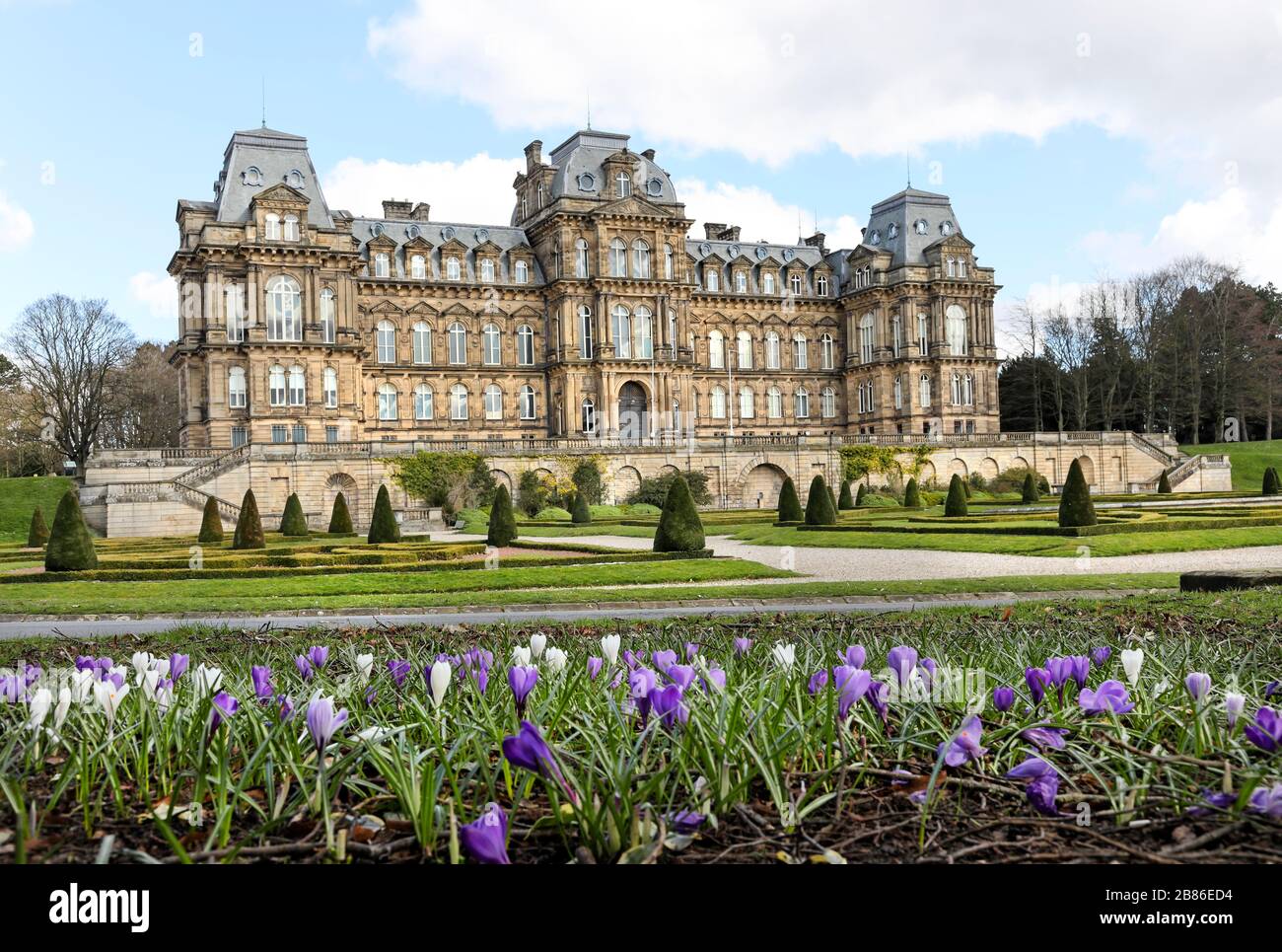 Museo de los Pitney Bowes, Teesdale, condado de Durham, Reino Unido. 20 de marzo de 2020. El tiempo en Reino Unido. A pesar del cálido sol de primavera y las bonitas flores de primavera, los jardines del Museo de los alguistas casi estaban abandonados esta mañana. Mientras que el Museo, normalmente ocupado, está cerrado como resultado de los consejos de Coronavirus emitidos por el Gobierno, los terrenos permanecen abiertos para cualquier persona que quiera obtener aire fresco y hacer ejercicio. Crédito: David Forster/Alamy Live News Foto de stock