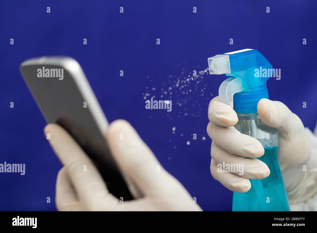 Médico Limpieza de teléfono móvil para eliminar Covid-19 - Enfermera de  manos con guantes de limpieza del teléfono por líquido desinfectante en el  hospital - alcohol para limpiar Fotografía de stock - Alamy