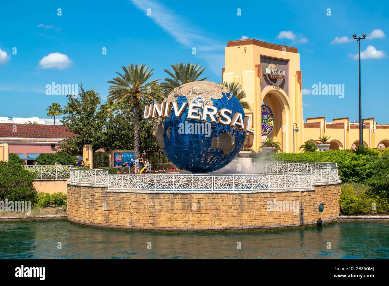 Orlando, Florida. 15 de marzo de 2020. Vista panorámica de World Sphere y el arco de entrada principal en Universal Studios Foto de stock