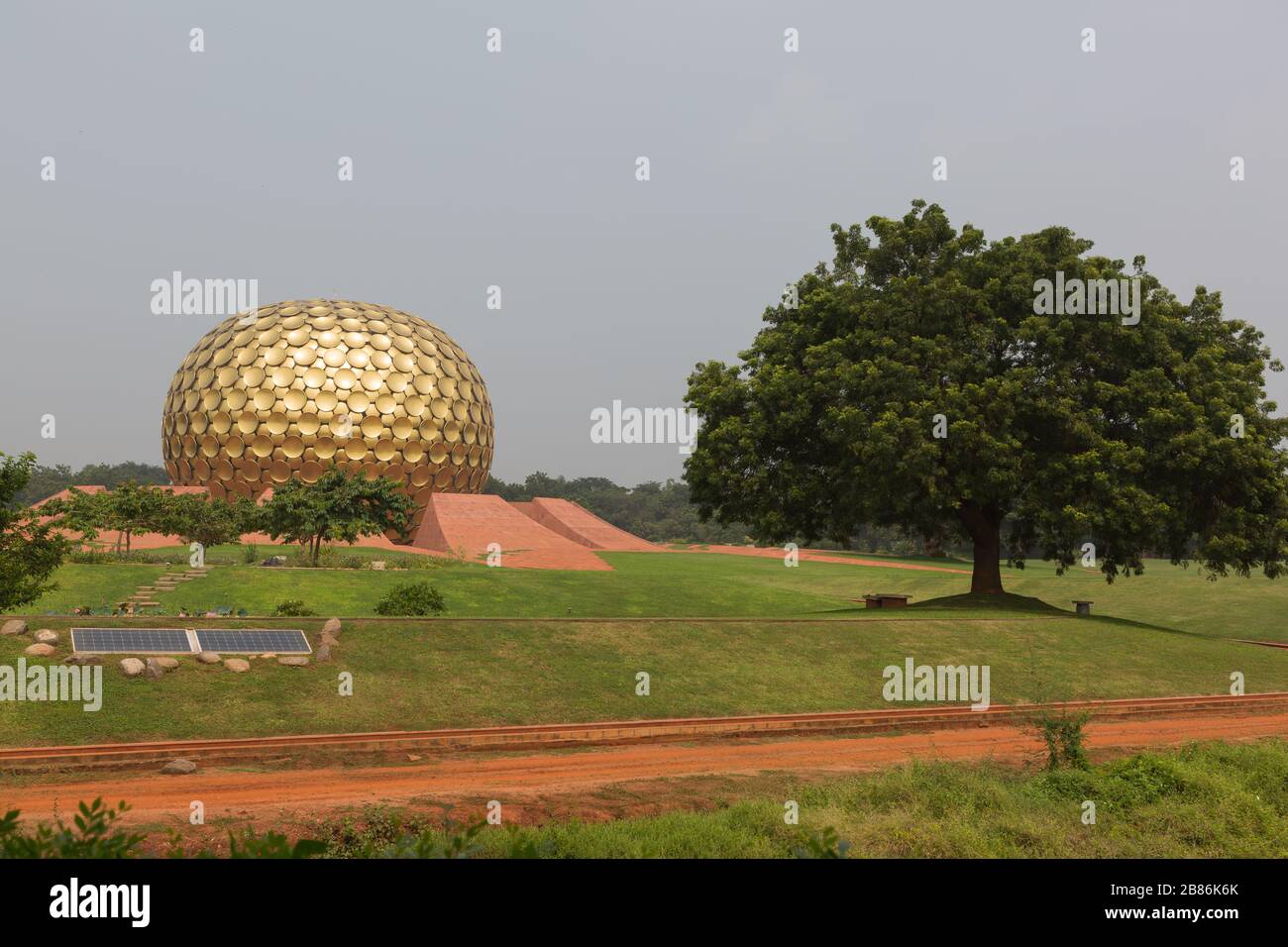 Pondicherry, India - 7 de noviembre de 2019: Matrimandir - Templo de la madre en Auroville Pondicherry en la India Foto de stock