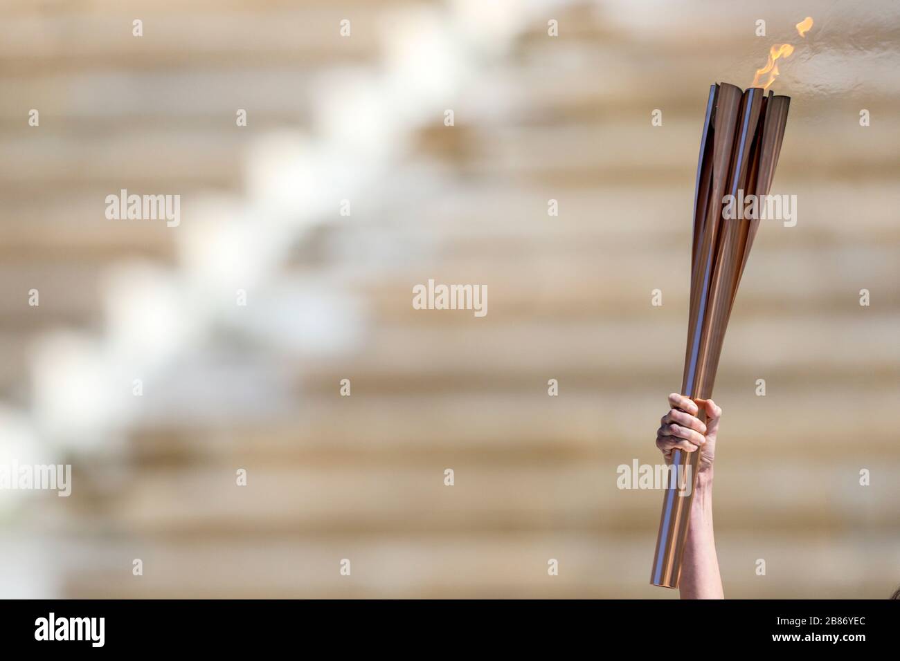 Atenas, Grecia - 19 de marzo de 2020: Ceremonia de entrega de la llama Olímpica para los Juegos Olímpicos de Verano 2020 de Tokio en el Estadio Panathenaic Kallimarmaro Foto de stock