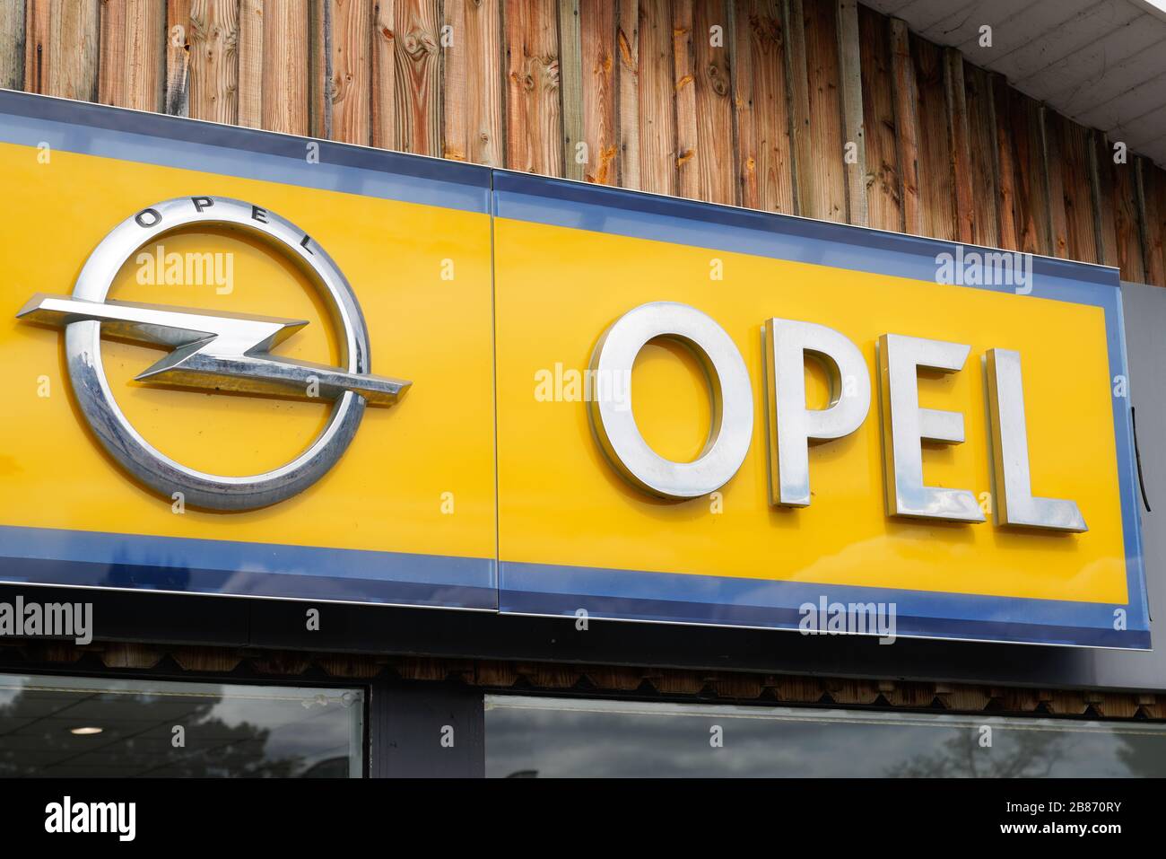 Arcachon , Aquitania / Francia - 10 08 2019 : Opel concesionario alemán fabricante de automóviles parte del Groupe francés PSA peugeto Foto de stock