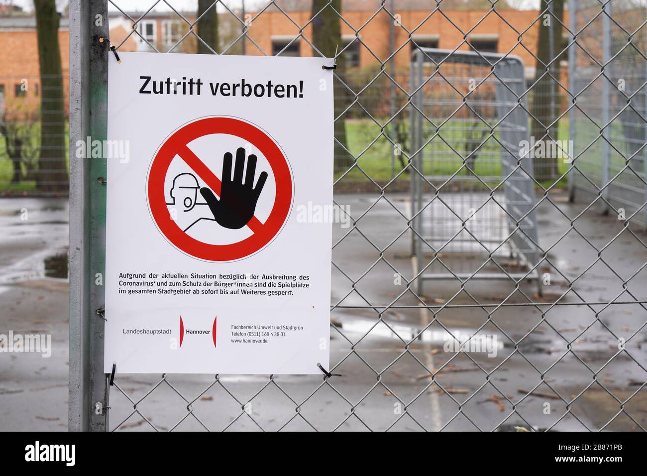 Hannover, Alemania - 20 de marzo de 2020: Cerrado el campo deportivo con Kein Zutritt verboten - que significa no entrar en alemán - signo de prohibición como medida de distanciamiento social durante la crisis de la epidemia de corona Foto de stock