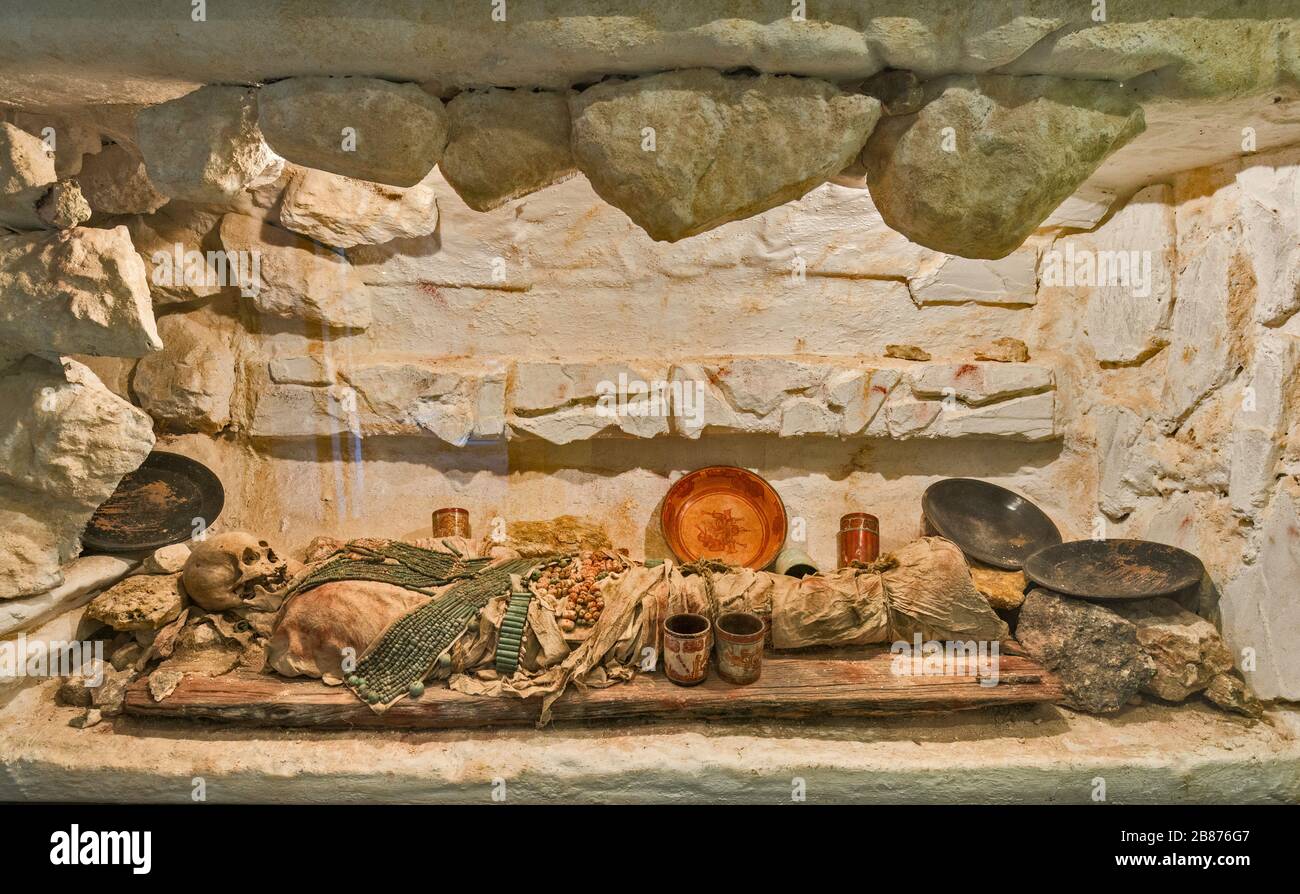 Cuerpo Momificado De Maya De Calakmul Tumba Muestra En El Museo Arqueologico En El Fuerte De San Miguel En Campeche Mexico Fotografia De Stock Alamy
