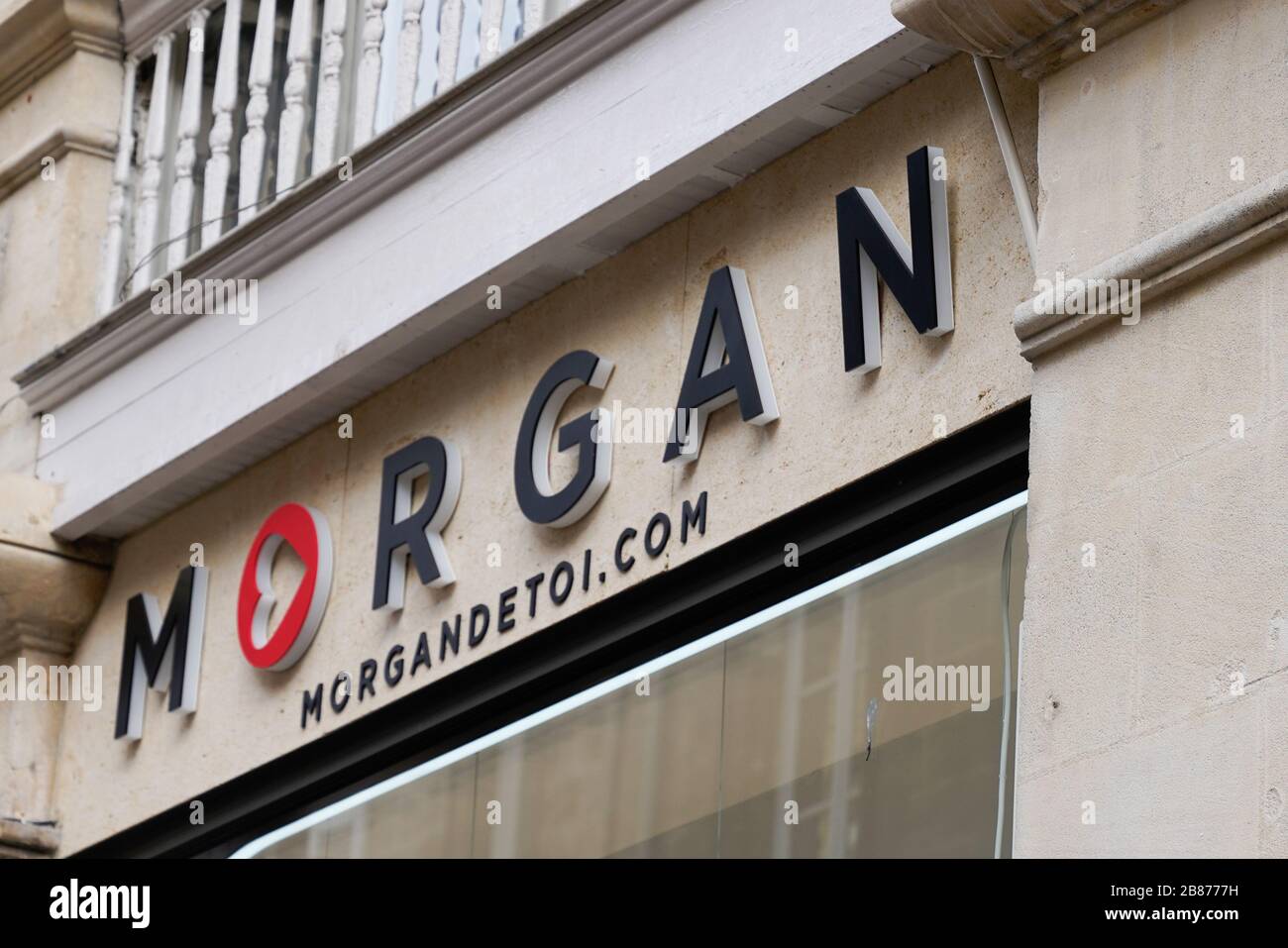 Burdeos , / Francia - 28 2019 : tienda minorista logotipo mujeres moda escaparate signo Morgan de Toi significa en Inglés Morgan para Fotografía de stock - Alamy
