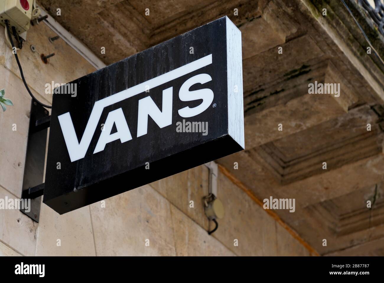 Burdeos , Aquitania / Francia - 10 28 2019 : Vans shop sign logo store  Street american calzado ropa empresa especializada en skateboard Fotografía  de stock - Alamy