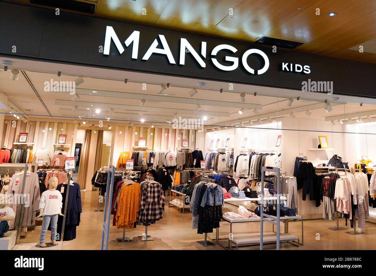 Burdeos , Aquitania / Francia - 01 15 2020 Mango Kid logo Tienda de española primera señal en calle del centro comercial Fotografía de stock - Alamy