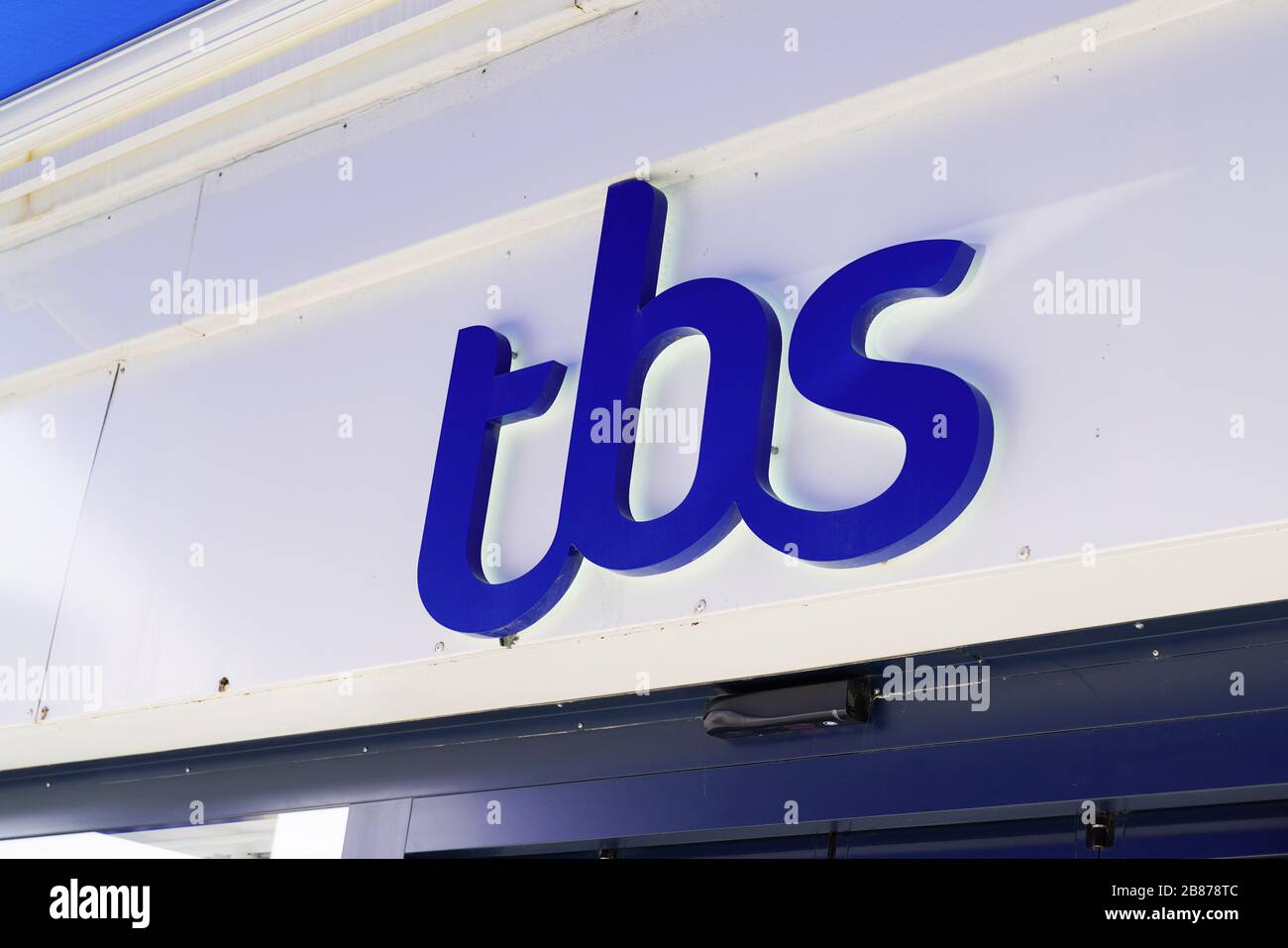 Burdeos , Aquitania / Francia - 02 15 2020 : tienda de TBS logotipo tienda  de la Marca de ropa barco y zapatos Marca deportiva y de ocio Fotografía de  stock - Alamy