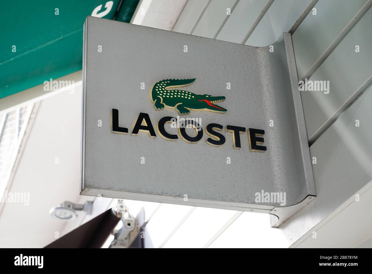 infierno reloj maratón Burdeos , Aquitania / Francia - 02 15 2020 : lacoste logo cocodrilo tienda  famosa cadena francesa de ropa deportiva polo de lujo Fotografía de stock -  Alamy