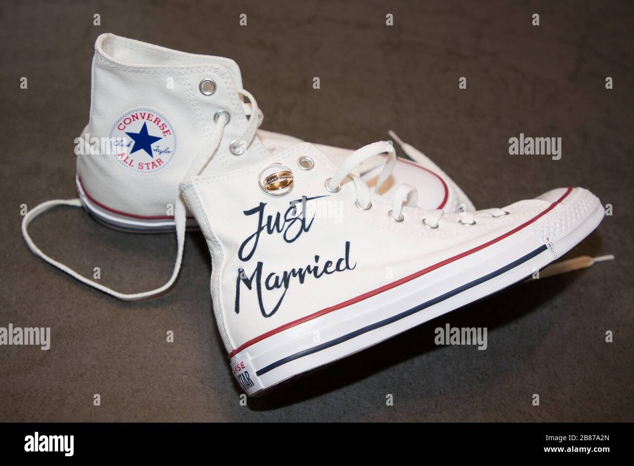 Burdeos , Aquitania / Francia - 11 07 2019 : novia recién casada con los  recién casados, los sneakers blancos converse todas las estrellas chuck  taylor con anillos de boda Fotografía de stock - Alamy