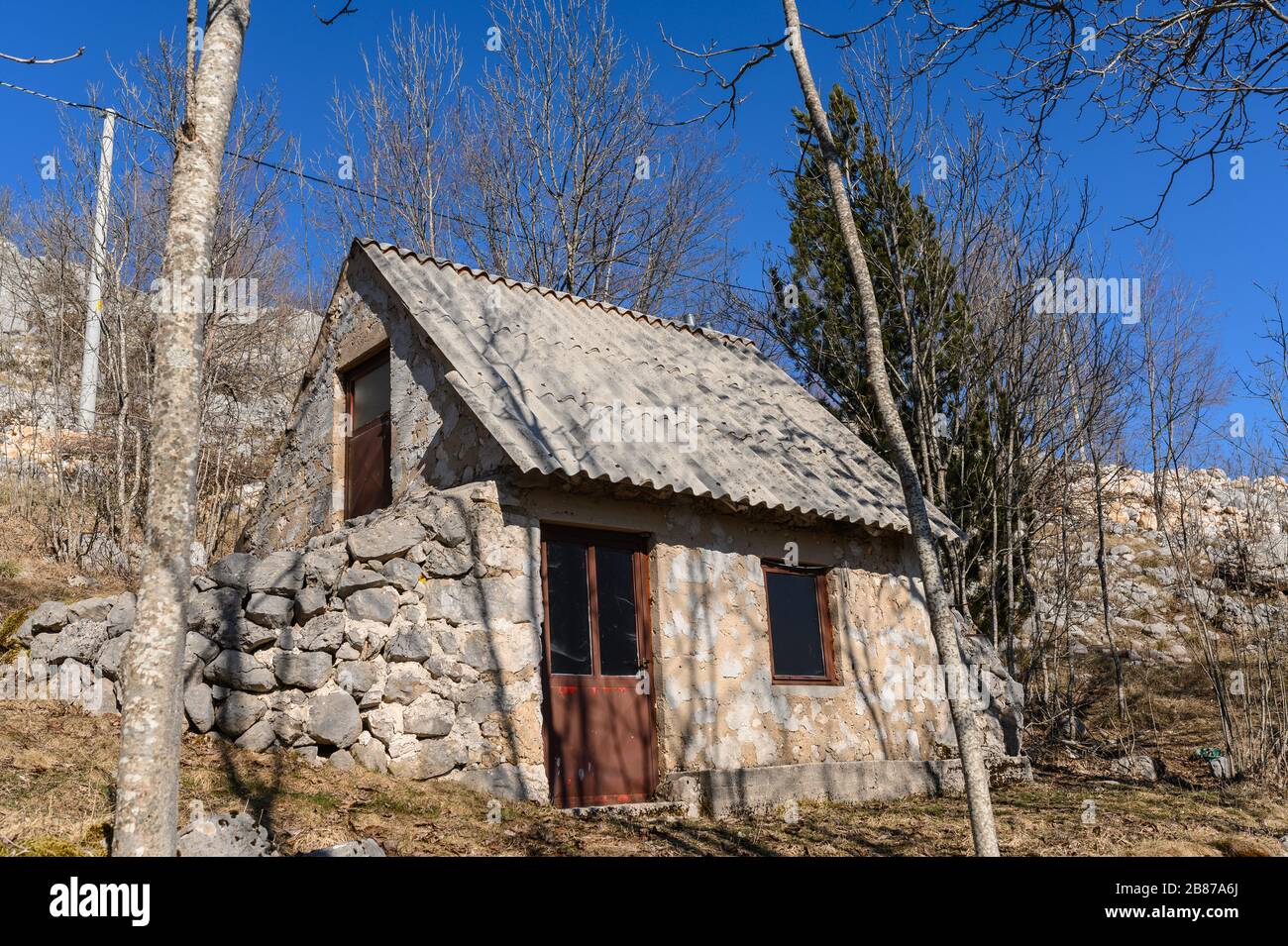 antiguas casas rústicas de piedra en la naturaleza Fotografía de stock -  Alamy