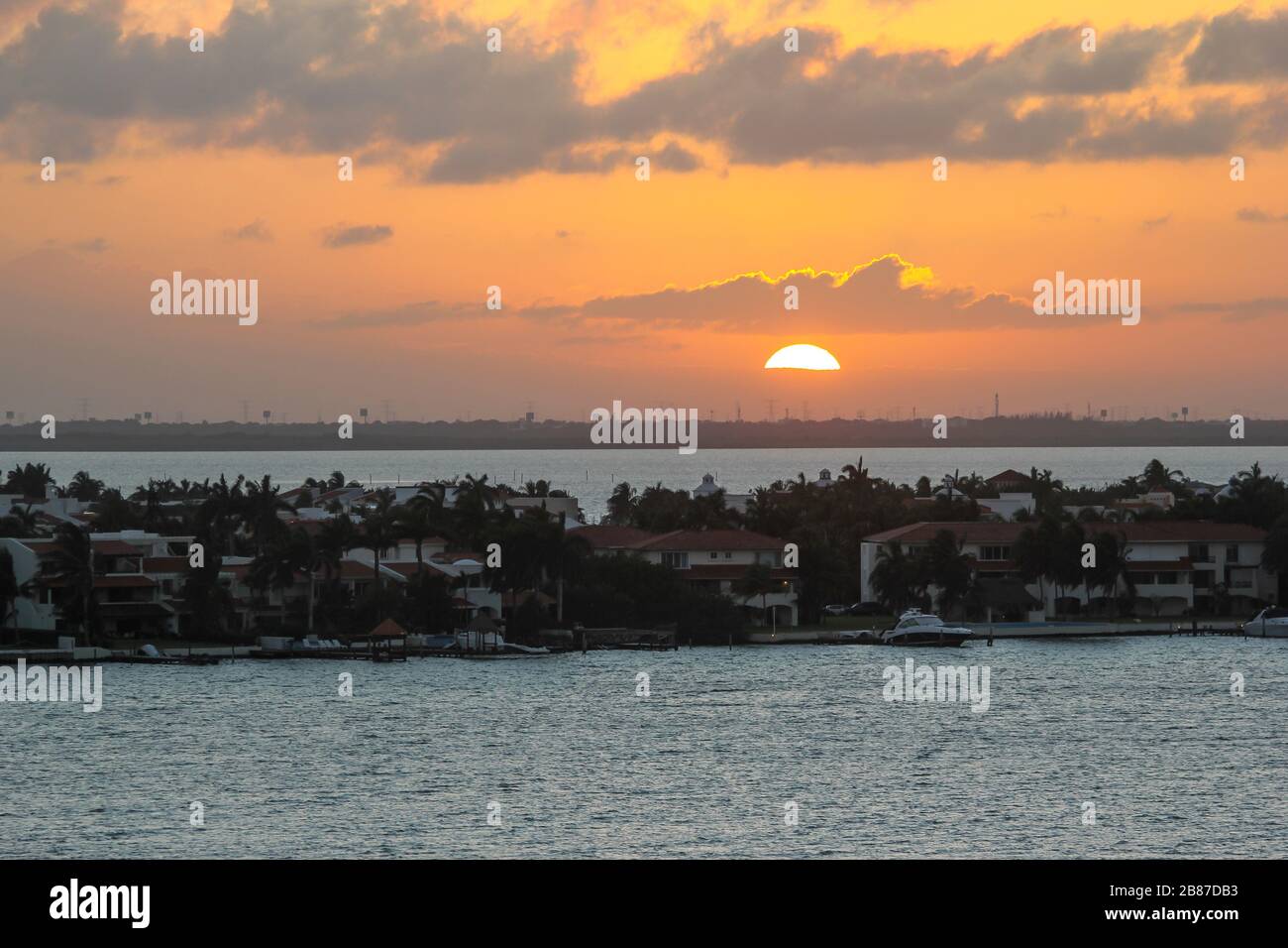 Puesta de sol sobre la laguna, Cancún, Quintana Roo, Península de Yucatán, México Foto de stock