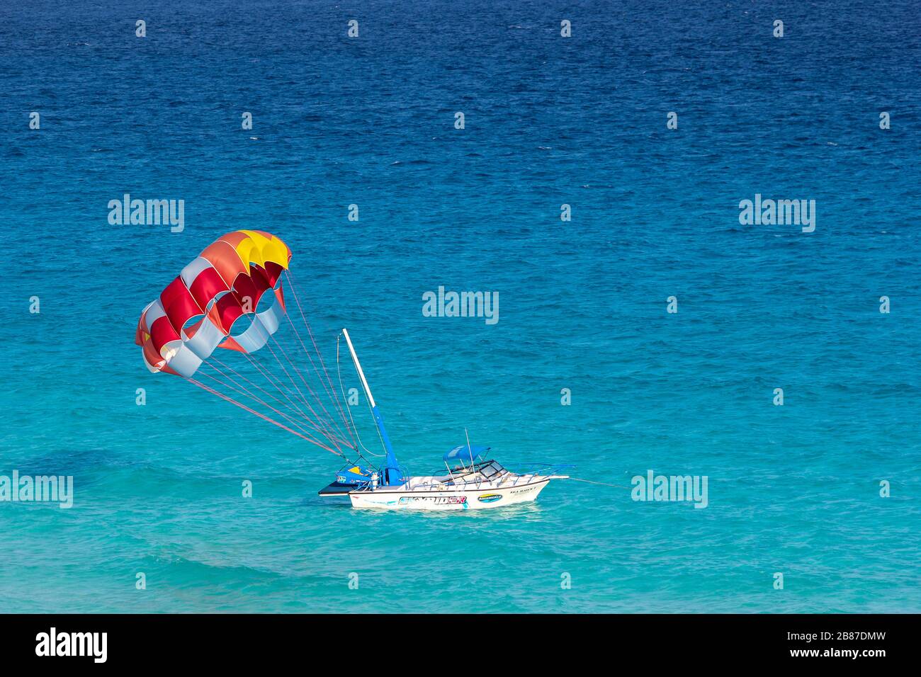 Paravelismo en las aguas de una playa en la Zona Hotelera, Cancún, Quintana Roo, Península de Yucatán, México Foto de stock
