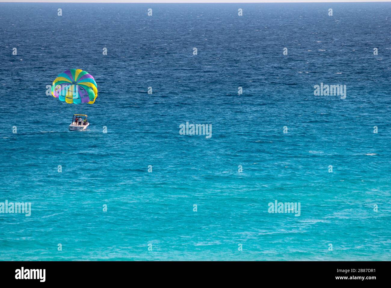 Paravelismo en las aguas de una playa en la Zona Hotelera, Cancún, Quintana Roo, Península de Yucatán, México Foto de stock