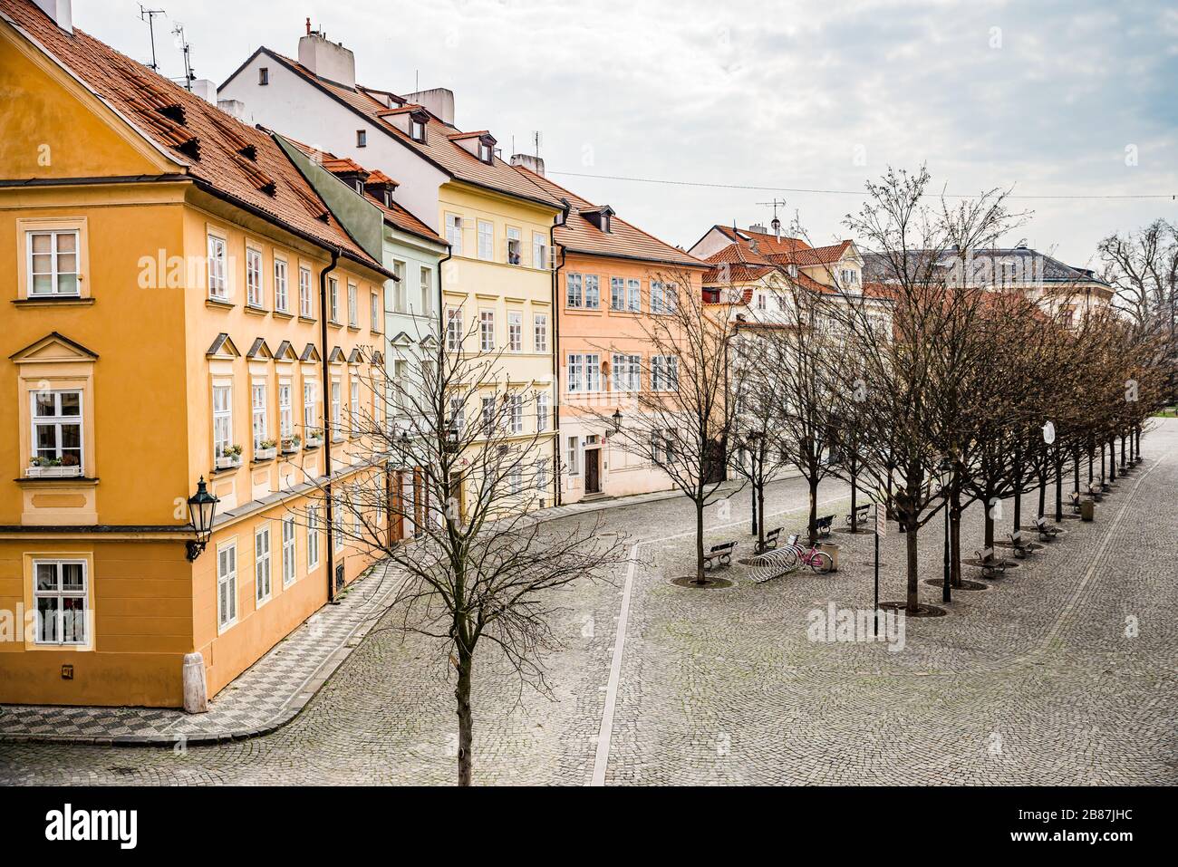 Praga, república Checa - 19 de marzo de 2020. Calle Na Kampe por Charles Bridge sin turistas durante la prohibición de viajes coronavirus Foto de stock