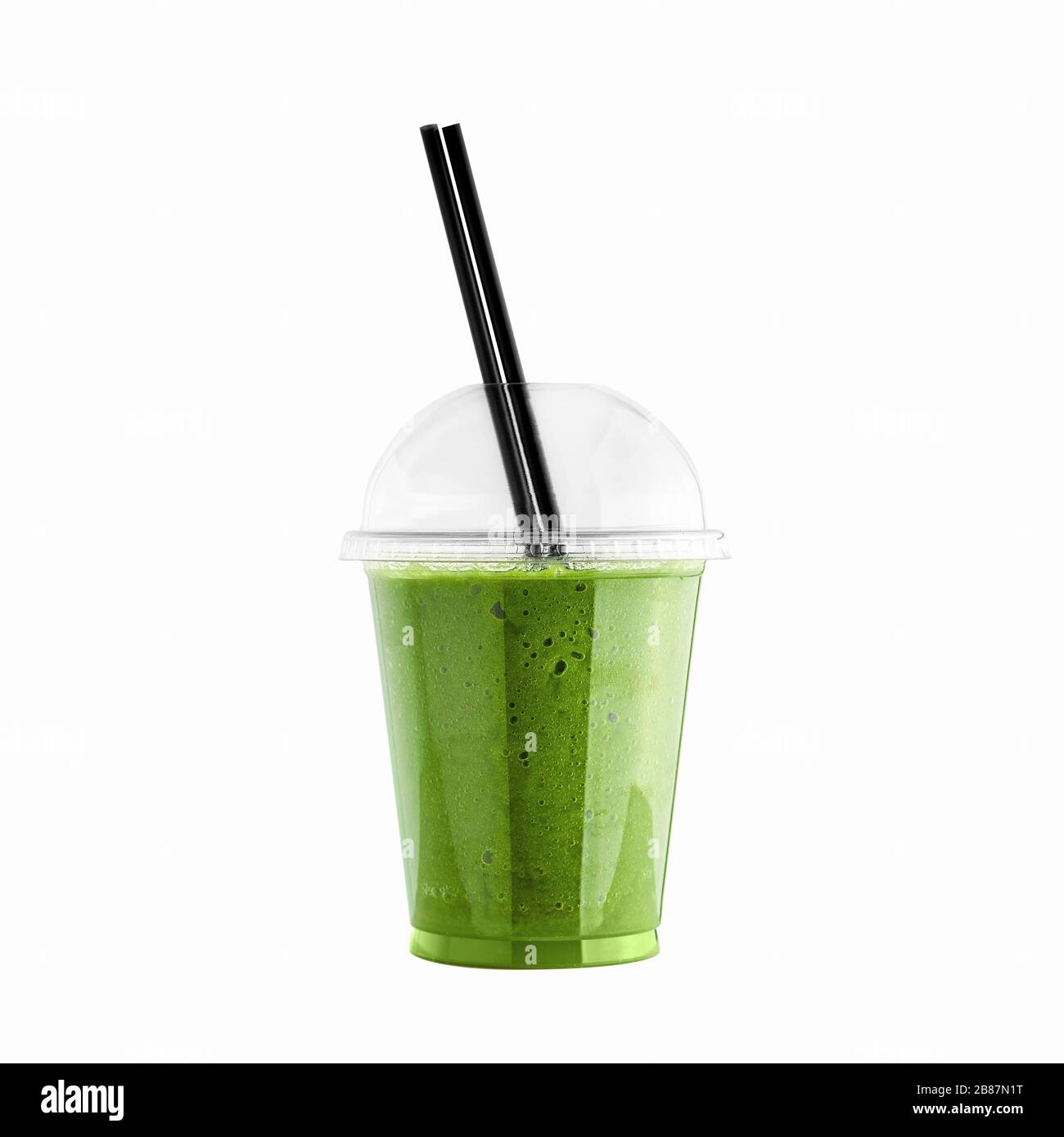 Batido de kiwi verde en vaso de plástico con paja aislada sobre fondo