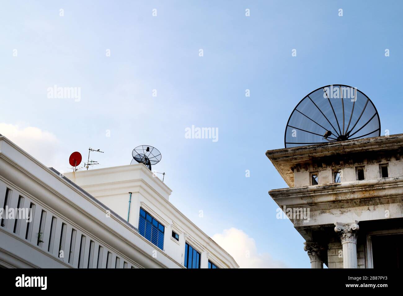 Antena parabólica en el edificio antiguo Fotografía de stock - Alamy