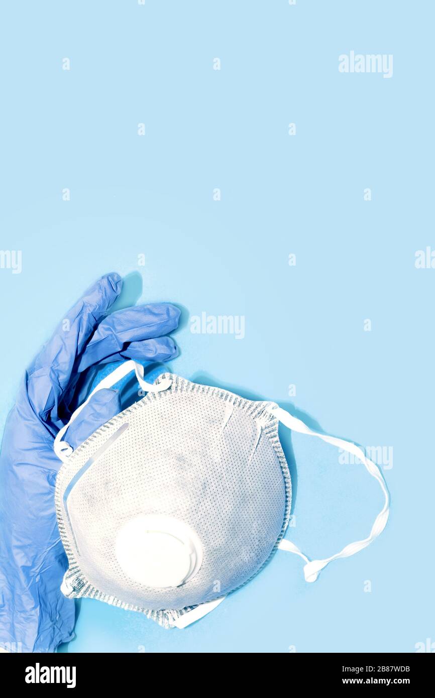 Nueva enfermedad de coronavirus 2019-nCoV mano con guantes médicos y mascarilla respiratoria Foto de stock