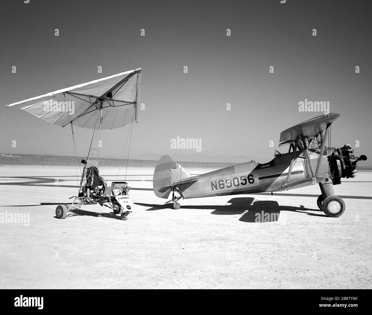Paresev 1-A en Lakebed con Tow Plane Foto de stock
