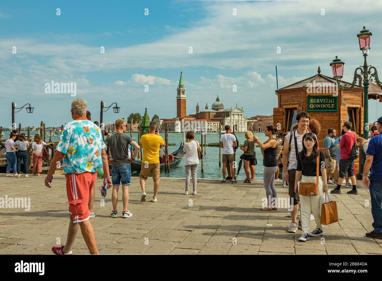 Plaza de San Marcos, VENECIA, ITALIA - 02 de agosto de 2019: Estación de servicio de góndola Traghetto cerca del Palacio Ducal. Foto de stock