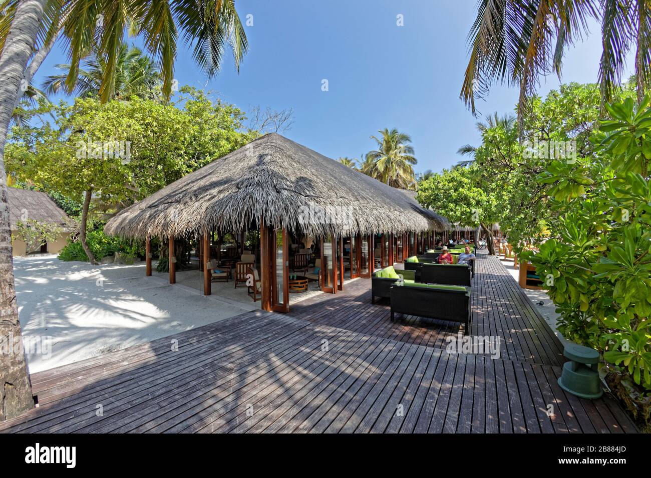 Samuga Beach Bar, Isla de Verano, Atolón Male del Norte, Maldivas Foto de stock