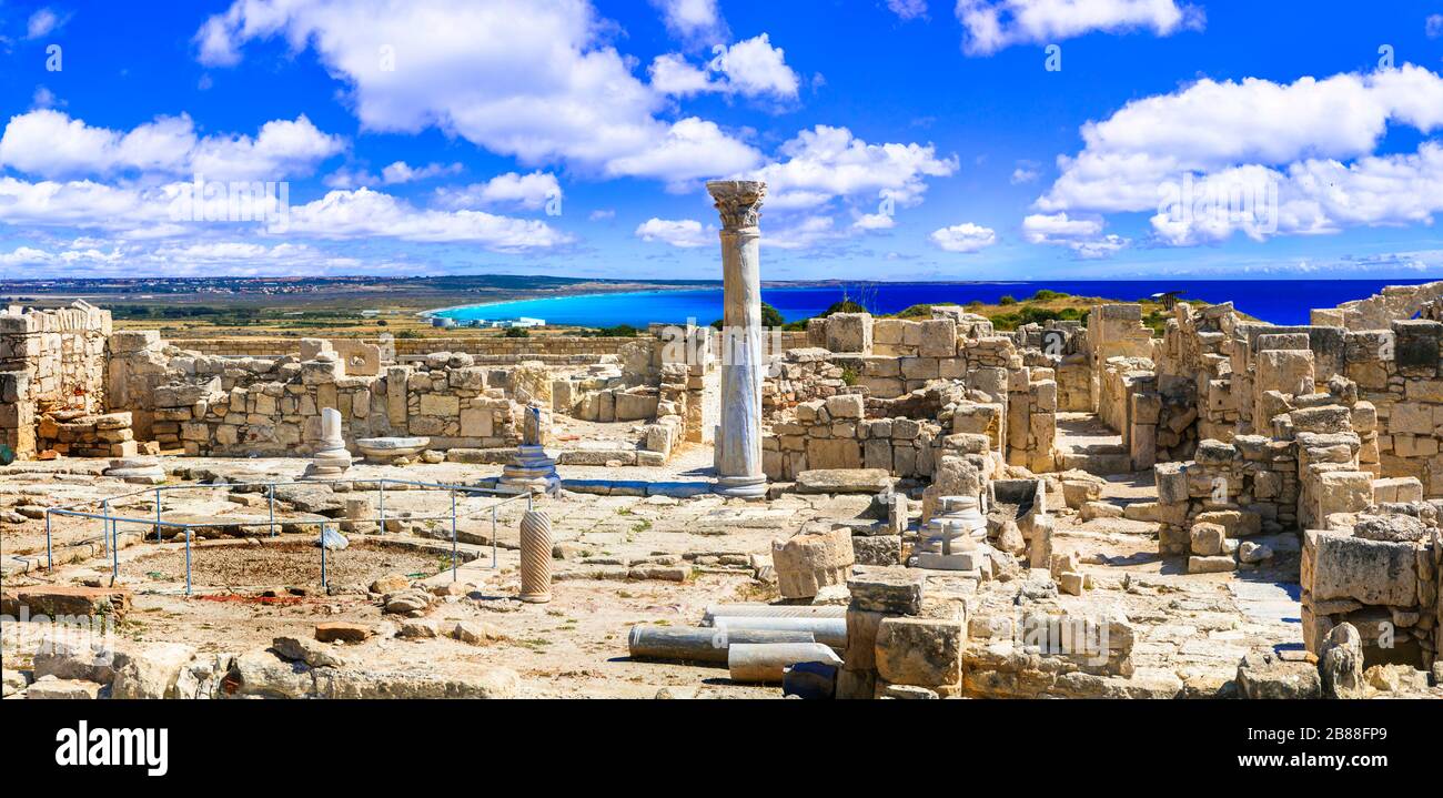 Ruinas antiguas y mar turquesa en Kourion, isla de Chipre. Foto de stock