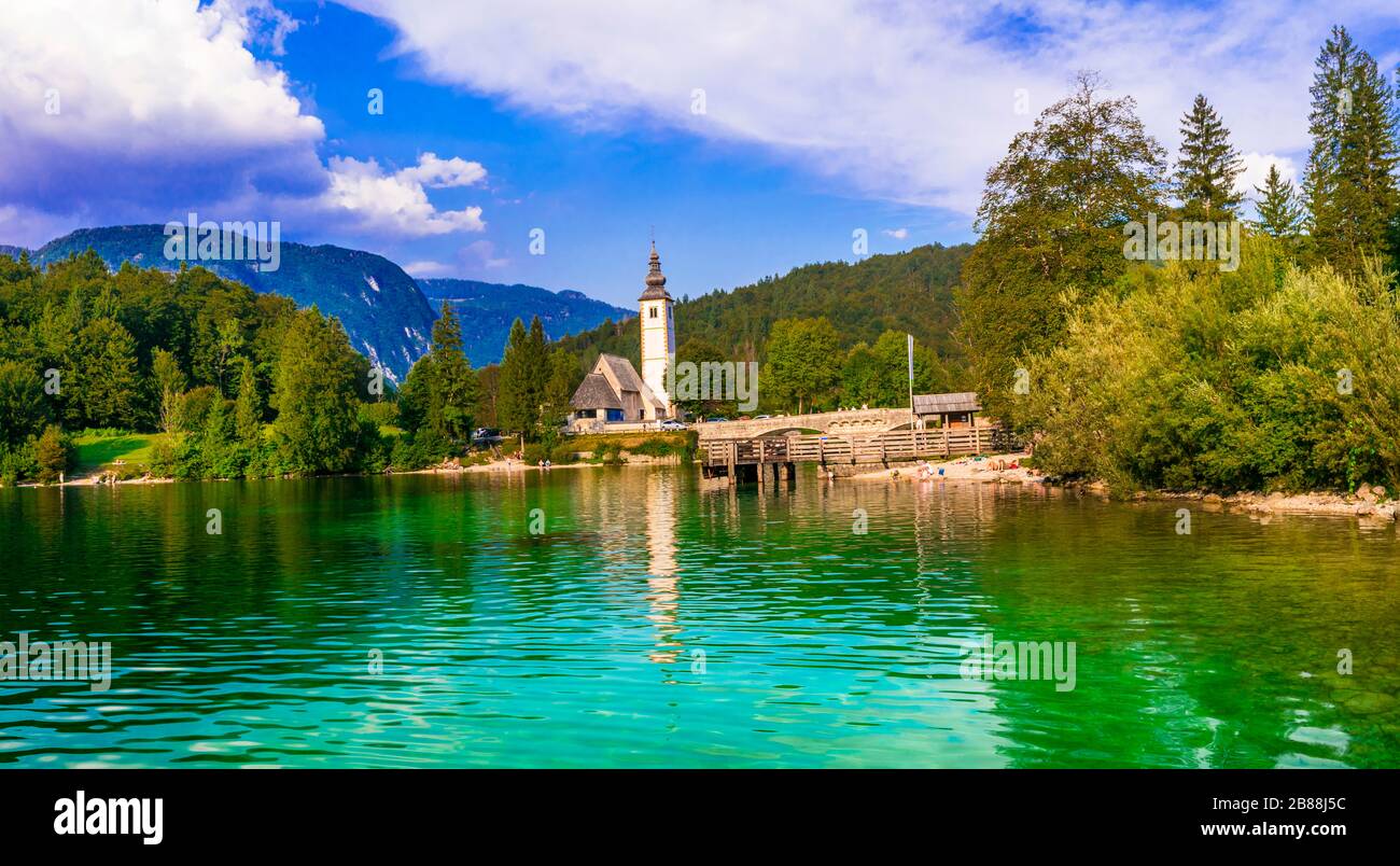 Pequeña iglesia tradicional en el lago Bohinj, Eslovenia. Foto de stock