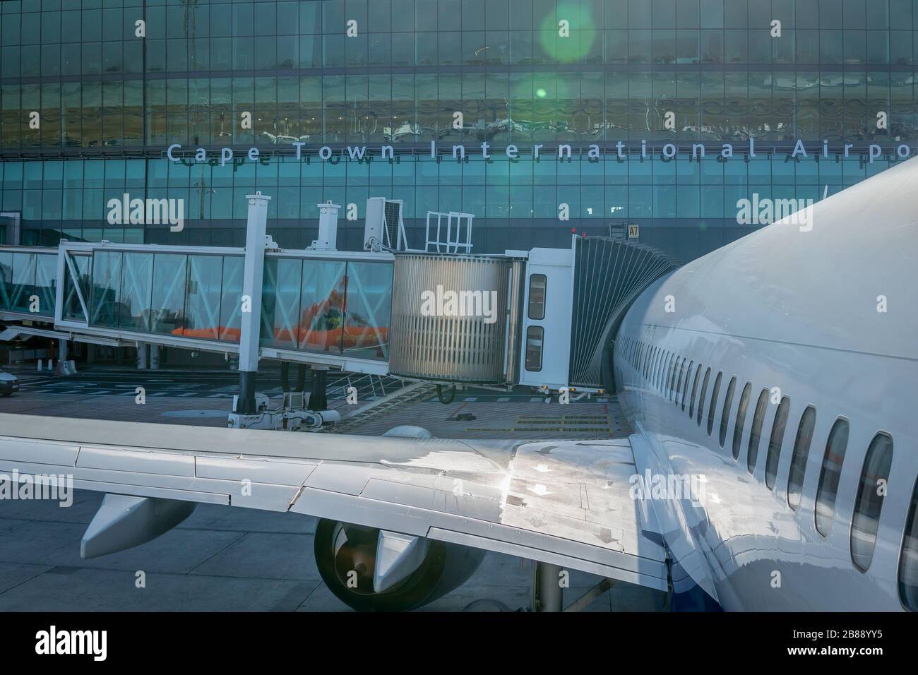Ciudad del Cabo, Sudáfrica - 1 de diciembre de 2019 - vista del aeropuerto internacional de Ciudad del Cabo y un avión estacionado Foto de stock