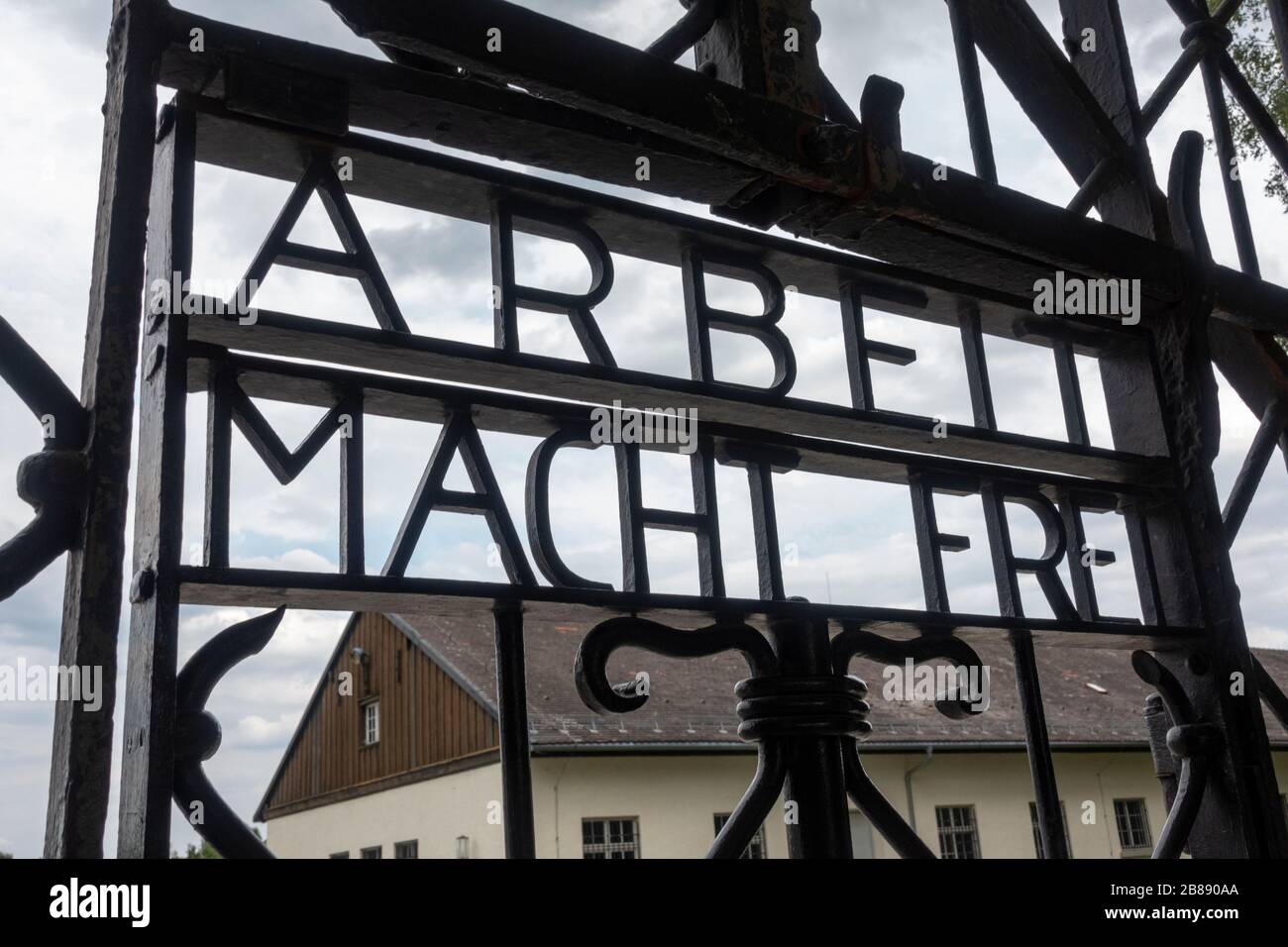 'Arbeit Macht Frei' en las puertas de entrada al antiguo campo de concentración nazi alemán de Dachau, Munich, Alemania. Foto de stock