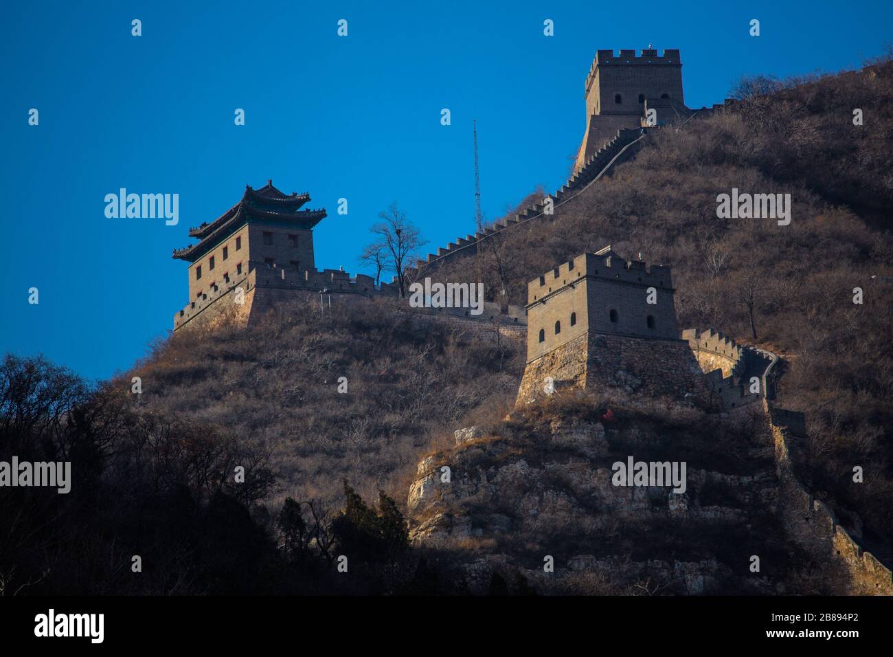 El sol se pone en un cielo azul en la Gran Muralla China, Beijing, China Foto de stock