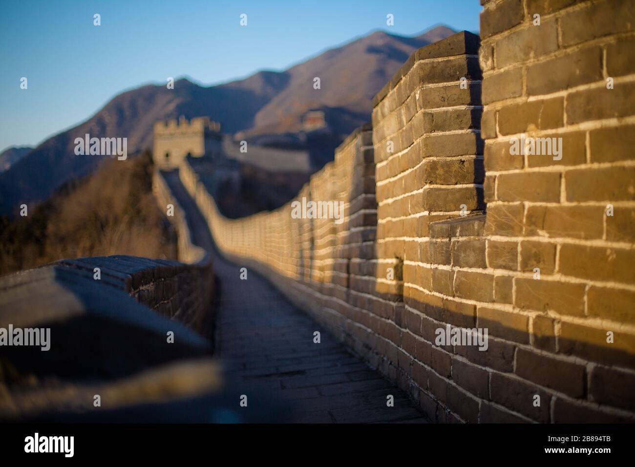 El sol se pone en un cielo azul en la Gran Muralla China, Beijing, China Foto de stock