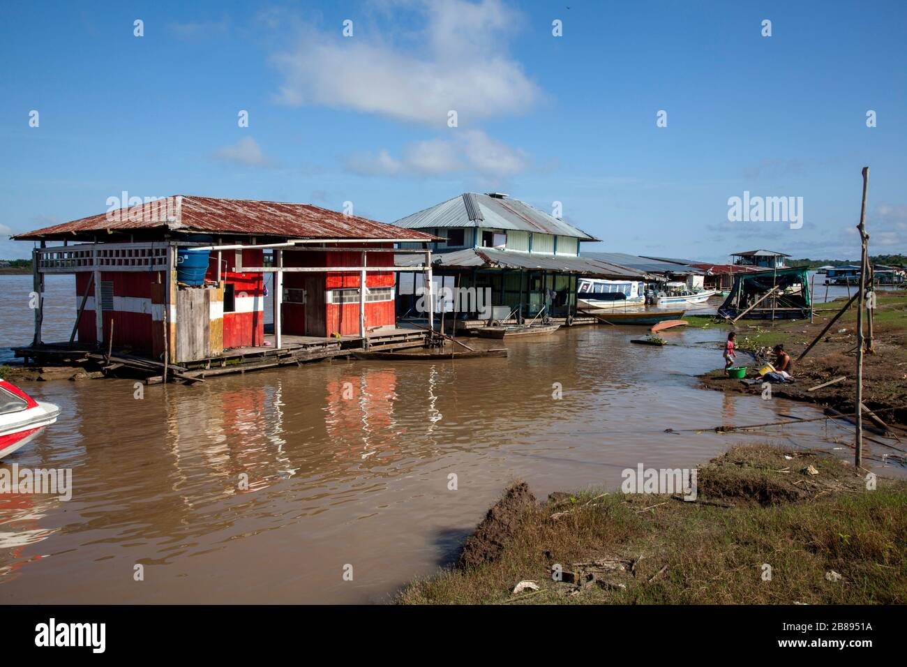 Casa flotante, casa, casa flotante, en el río Amazonas, Colombia, América del Sur. Foto de stock