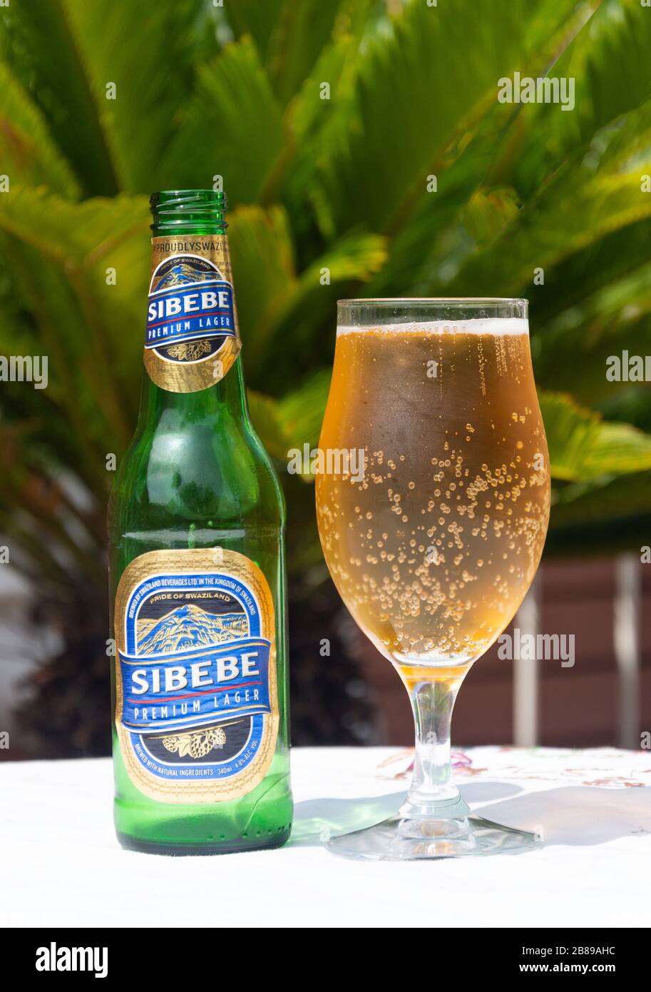 Botella de cerveza Sibebe premium local, Lobamba, Valle Ezulwini, Reino de Eswatini (Suazilandia) Foto de stock
