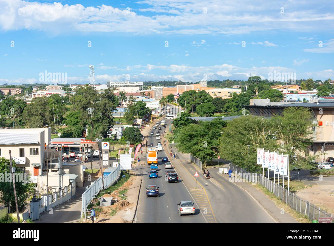 Vista de la ciudad que muestra la autopista MR3, Manzini, región de Manzini, Reino de Eswatini (Suazilandia) Foto de stock