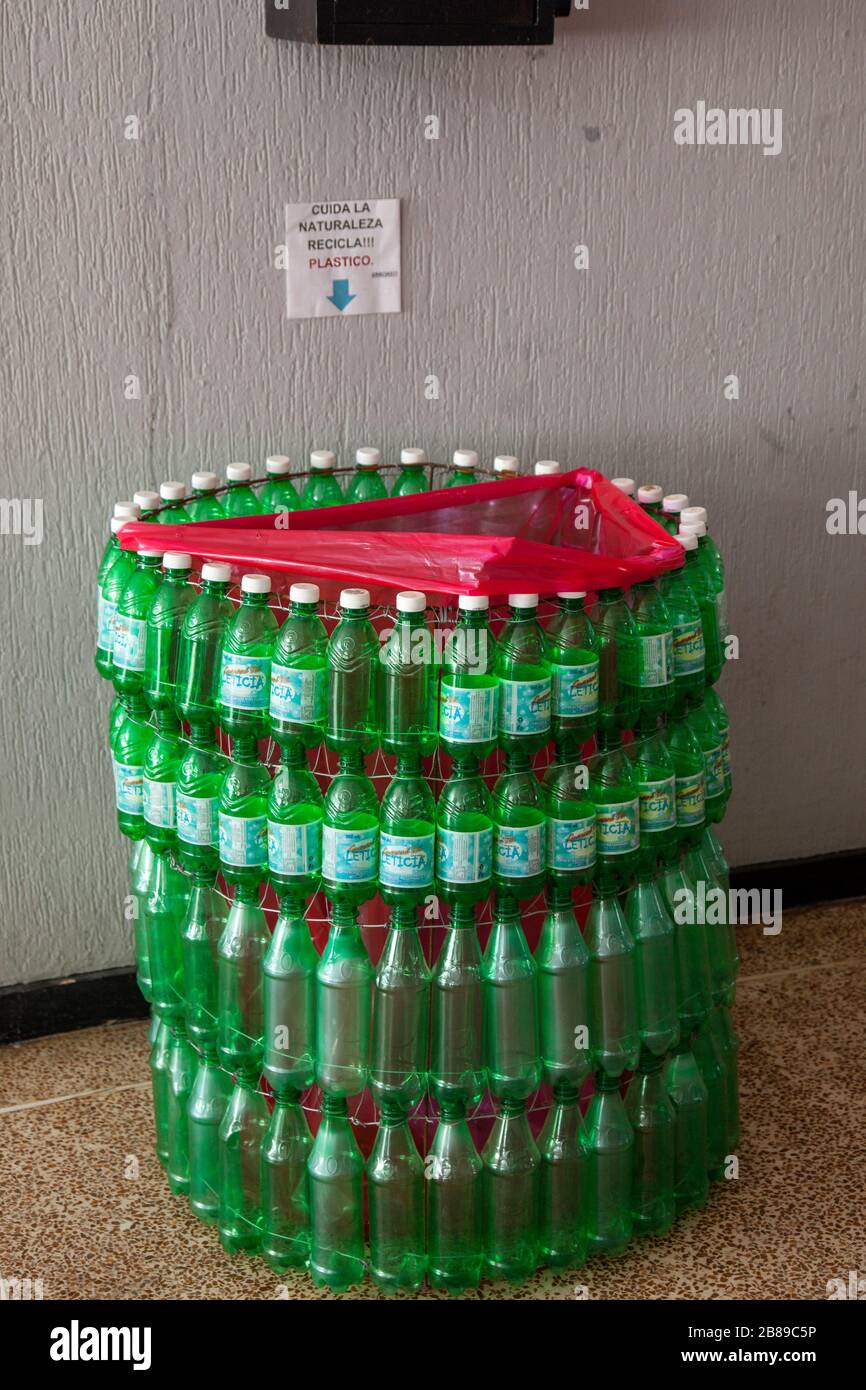 Papelera de reciclaje fabricada con botellas de plástico en el aeropuerto de  Leticia, Amazon, Colombia, Sudamérica Fotografía de stock - Alamy
