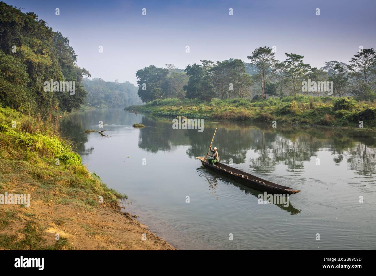 A primera hora de la mañana, piragüismo en el río Narayani Rapti en el Parque Nacional de Chitwan, Nepal Foto de stock
