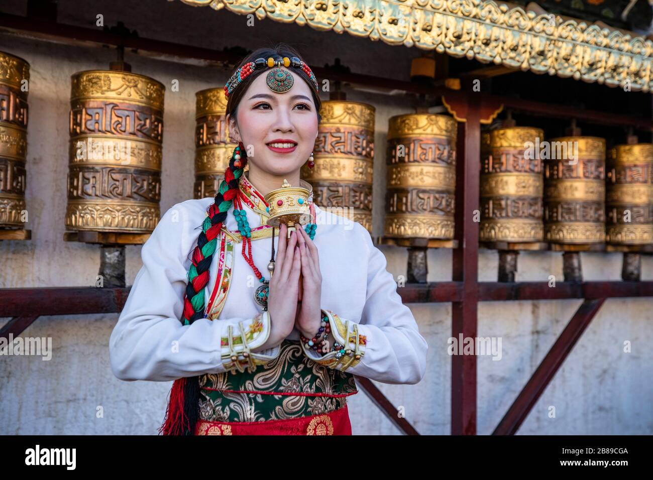 Mujer tibetana orando en Barkhor, Lhasa, Tibet Foto de stock