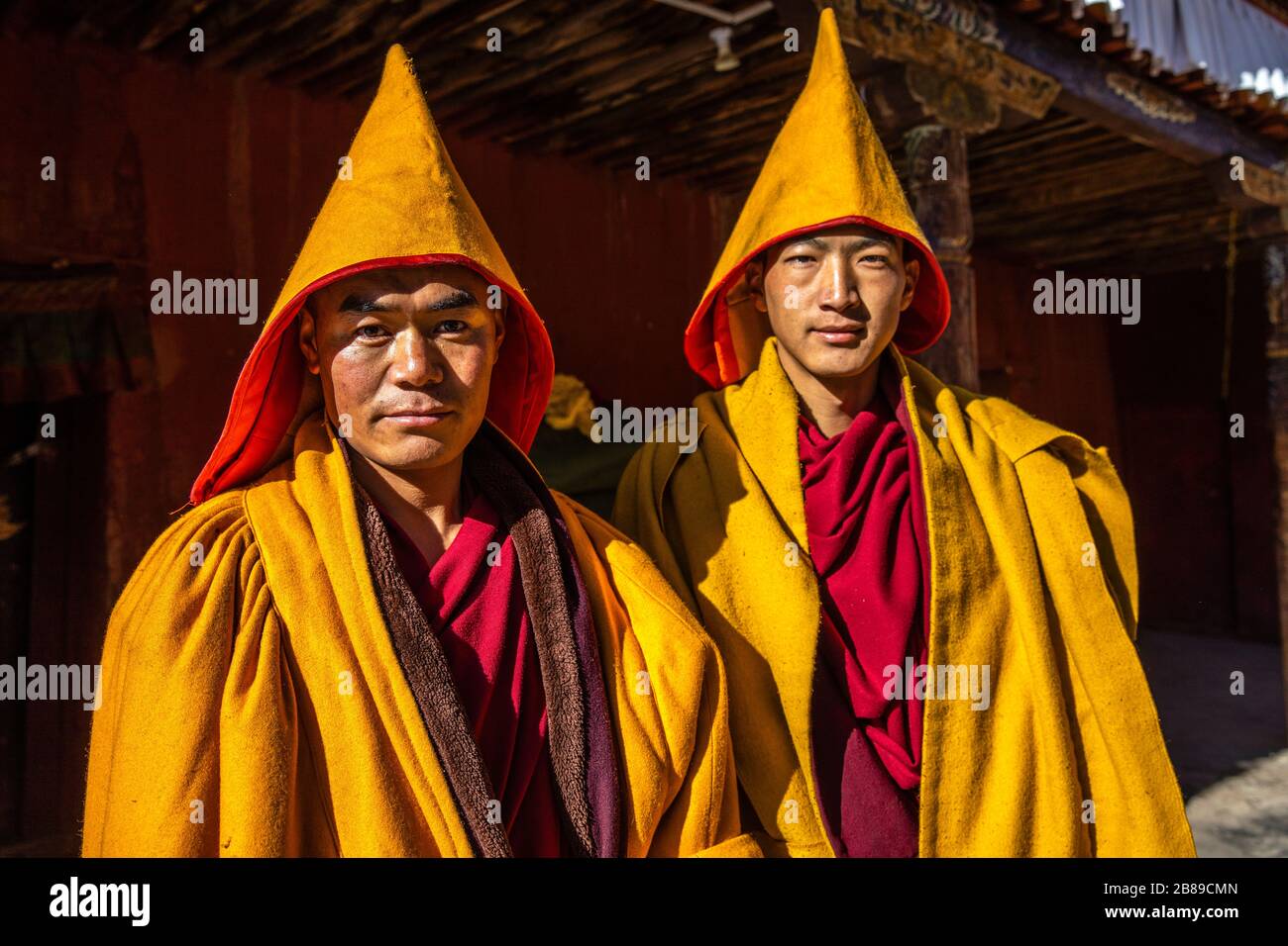 Ceremonia de los monjes tibetanos en el monasterio de Ngor en Shigatse, Tíbet Foto de stock