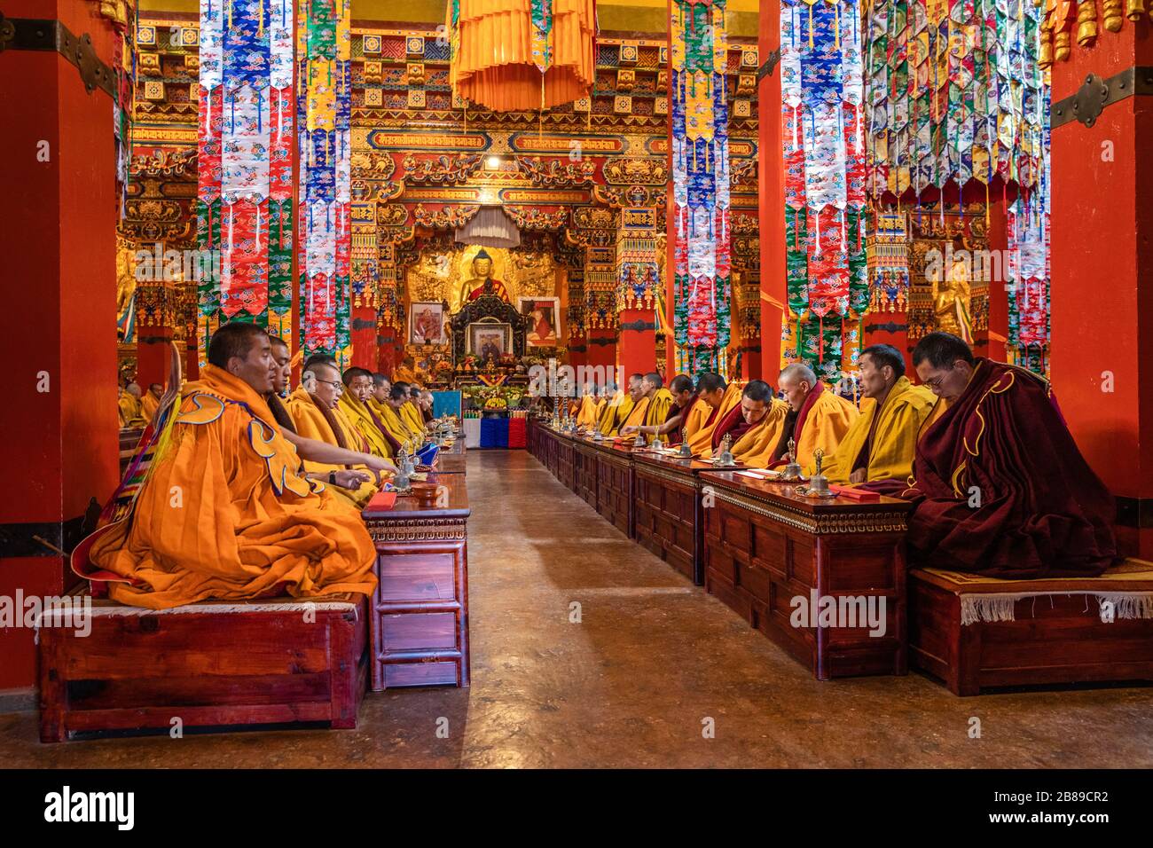 Ceremonia de los monjes tibetanos en el monasterio de Ngor en Shigatse, Tíbet Foto de stock