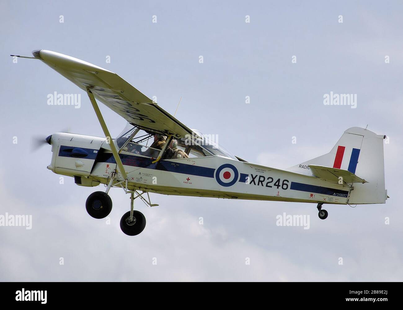 Inglés: ex-RAF privada construida de 1961 Auster AOP.9 (G-código, RAF AZBU  XR246) despega desde la Gran Vintage Flying Weekend, Kemble Aeropuerto,  Gloucestershire, Inglaterra. La cola dice Radio vuelo. Una larga búsqueda de