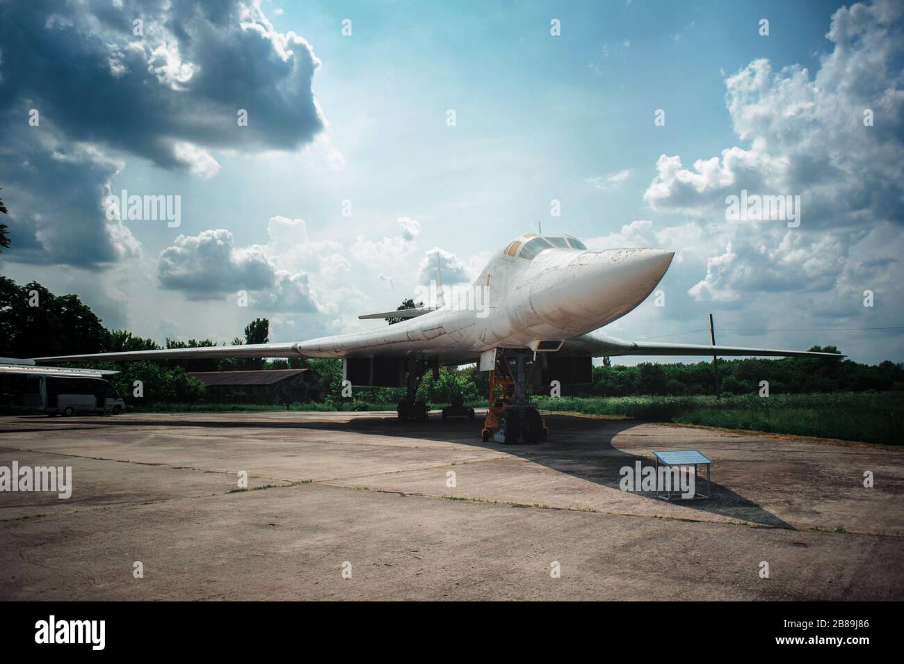 Tu-160 Tupolev bombardero estratégico supersónico con ala de barrido variable, exposición museo Poltava Ucrania Foto de stock