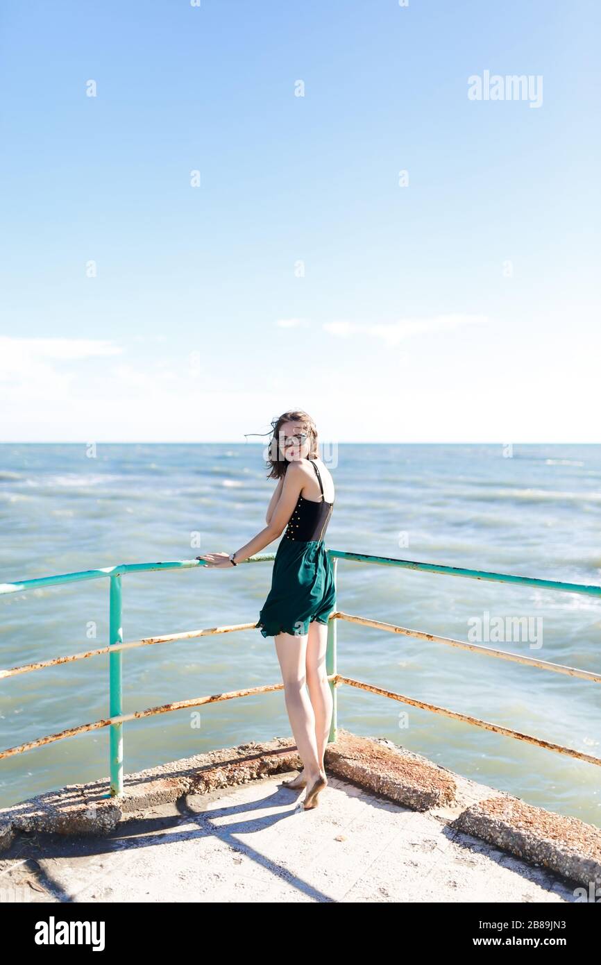 Niña de vestir disfrutando de unas vacaciones cerca del mar de verano de Italia Fotografía de stock - Alamy Niña de vestir disfrutando de unas vacaciones cerca del mar de verano de Italia Fotografía de stock - Alamy