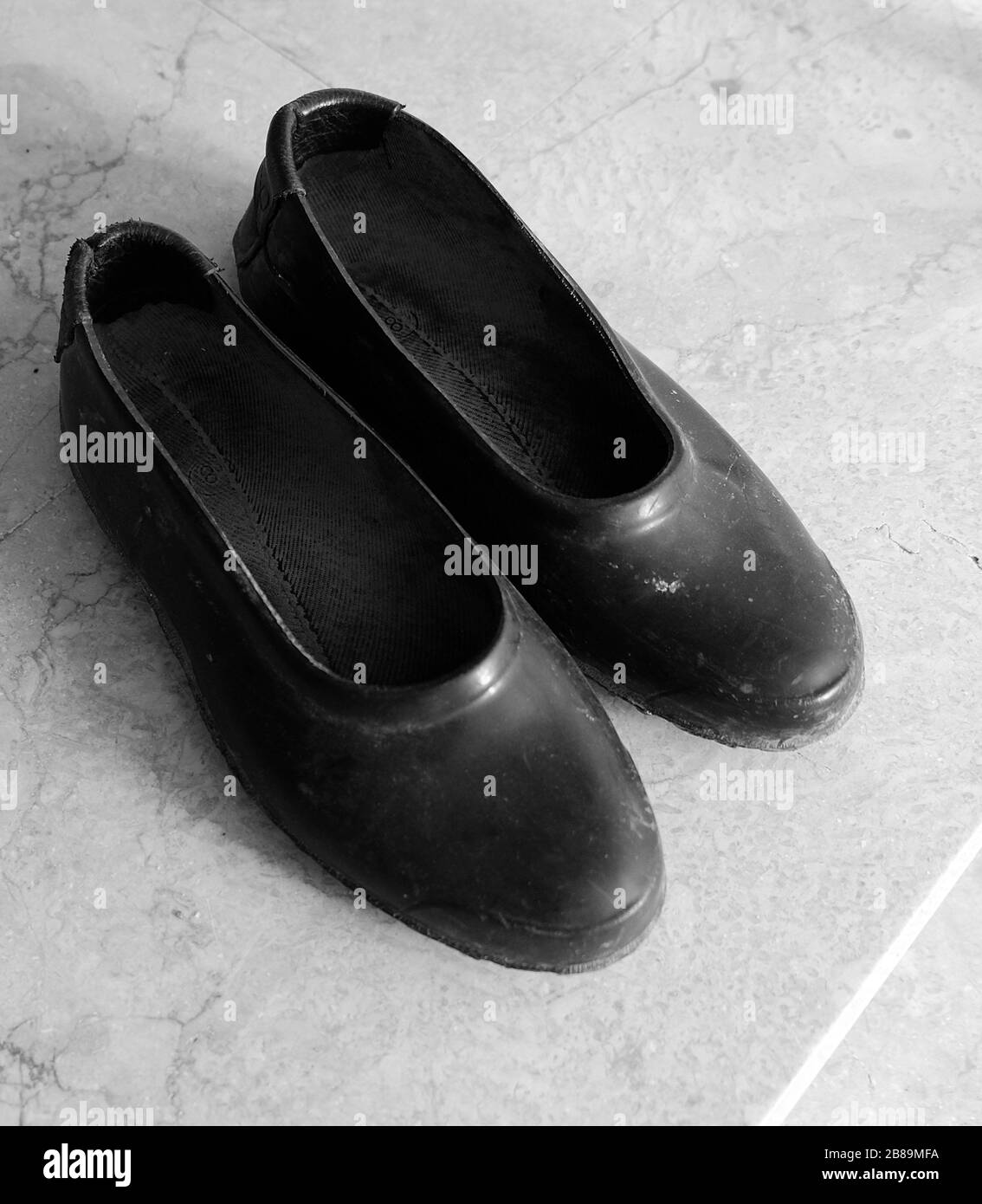 viejos zapatos de goma clásicos, zapatos de pueblo Fotografía de stock -  Alamy