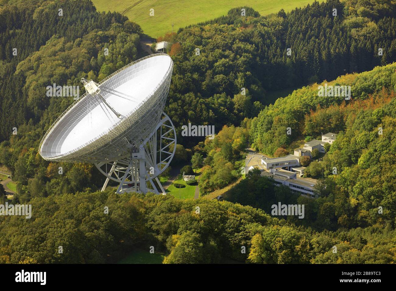 , radiotelescopio Effelsberg del Instituto Max Planck de Radio Astronomía, 25.09.2011, vista aérea, Alemania, Renania del Norte-Westfalia, Bad Muenstereifel Foto de stock