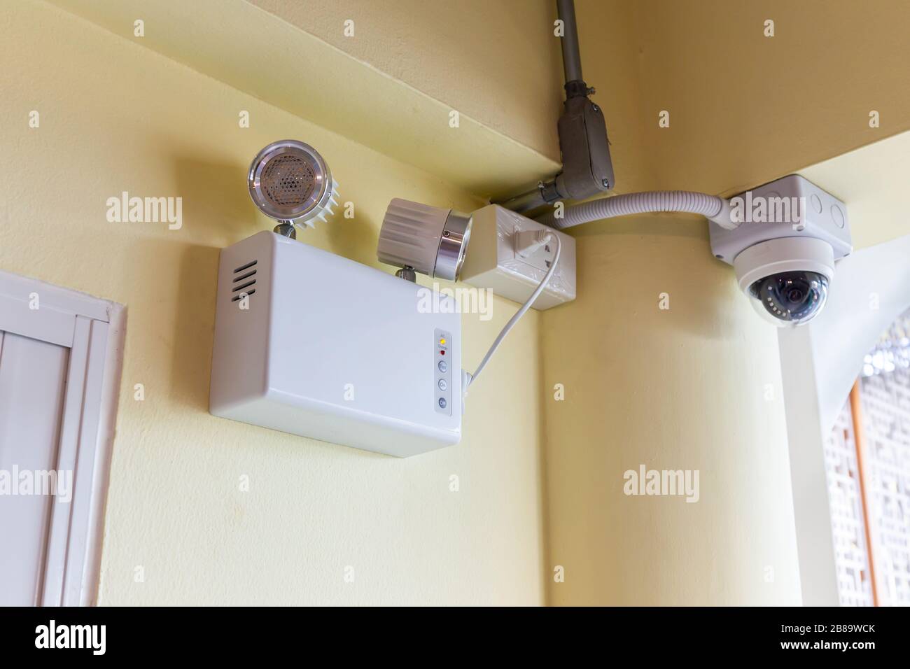 Las luces de emergencia y las cámaras de vigilancia de seguridad están  instaladas en el techo del edificio Fotografía de stock - Alamy