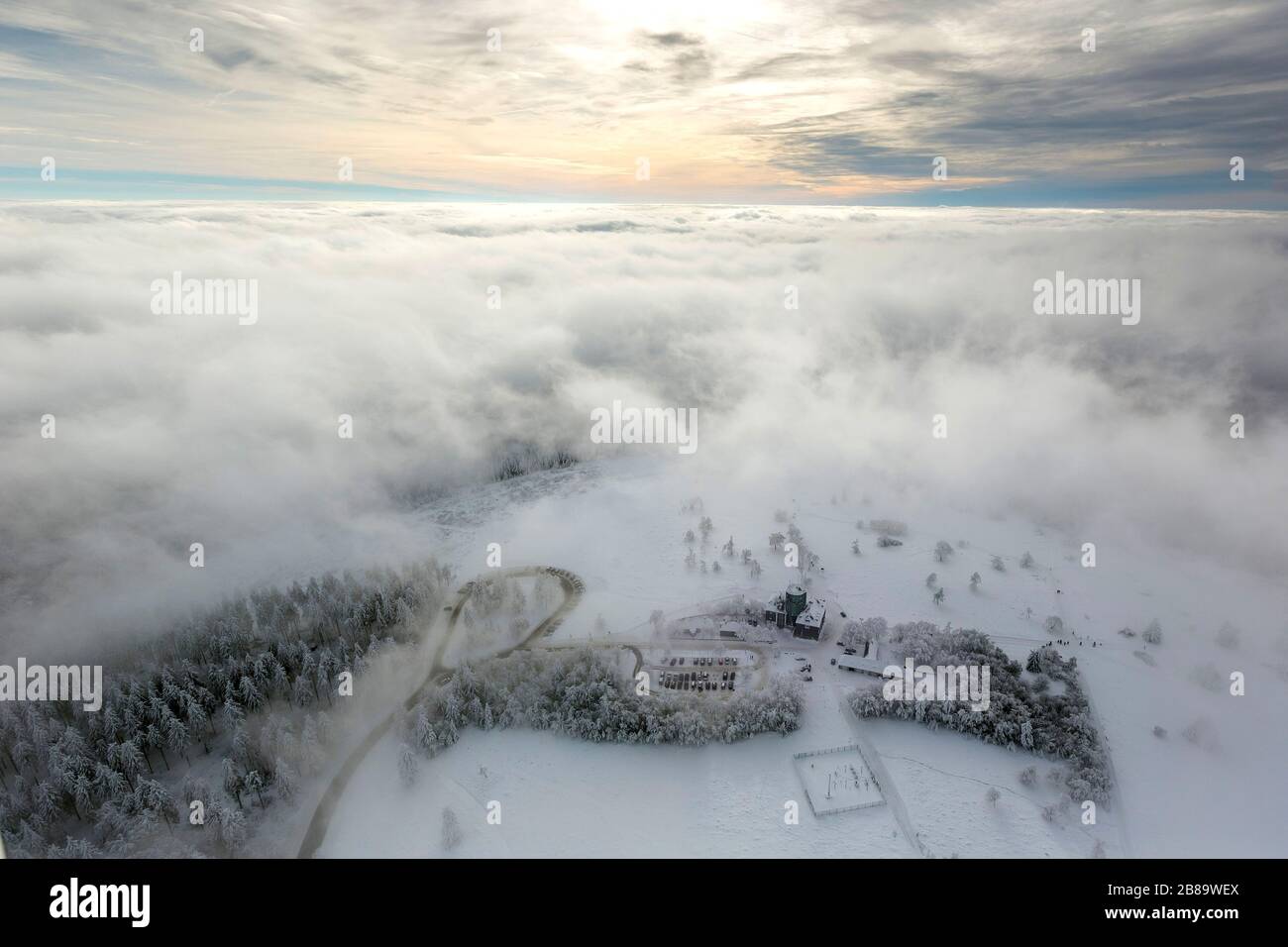 , hotel-restaurante de invierno y Asten Tower en la montaña cubierta de nieve Kahler Asten en Winterberg, 26.01.2013, vista aérea, Alemania, Renania del Norte-Westfalia, Winterberg Foto de stock