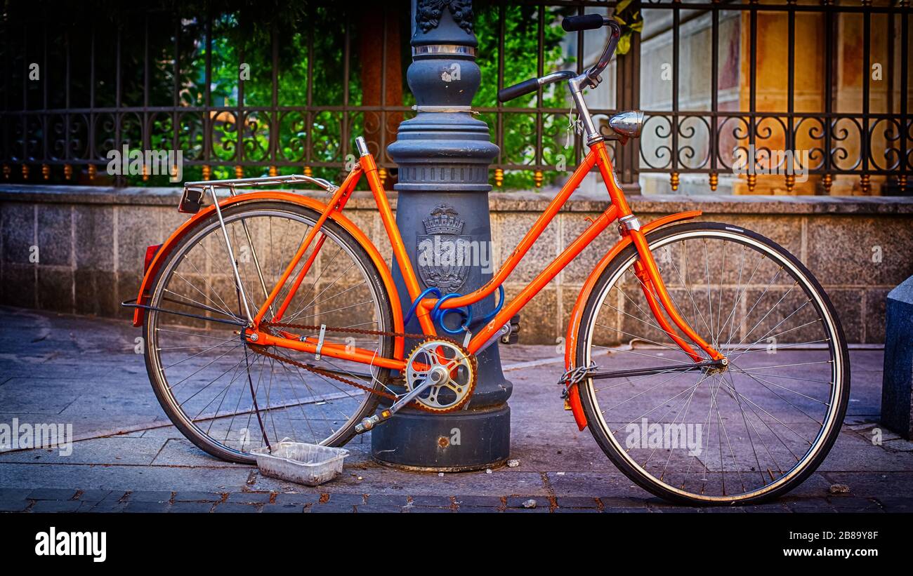 Bicicletas de época en hermosos colores en las calles Fotografía de stock -  Alamy