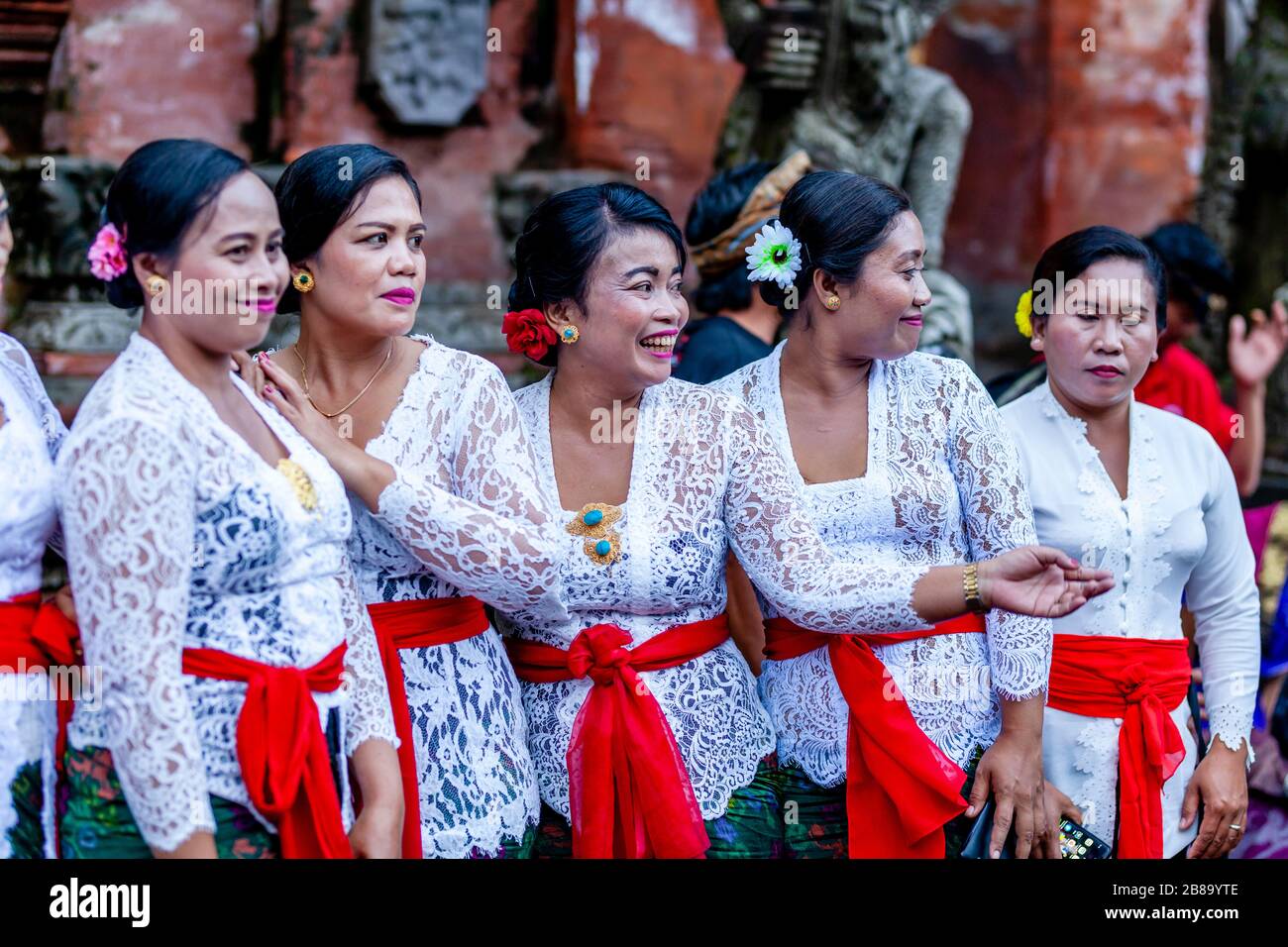 Un grupo de mujeres balinesas Hindúes con vestimenta tradicional en un Festival Hindú Tirta