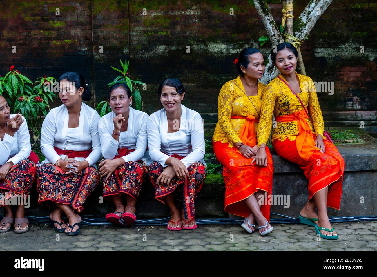 Vestido tradicional balinés fotografías e imágenes de alta resolución -  Alamy