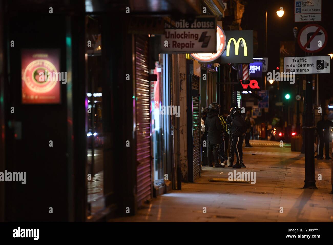 Conductores de entrega de alimentos fuera de McDonalds, en Clapham, Londres, como el primer Ministro Boris Johnson ordena a los pubs y restaurantes de todo el país que cierren esta noche, ya que el Gobierno anunció medidas sin precedentes para cubrir los salarios de los trabajadores que de otro modo perderían sus empleos debido al brote de coronavirus. Foto de stock